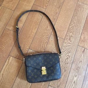 LOUIS VUITTON LV Pochette Métis in Brown Monogram